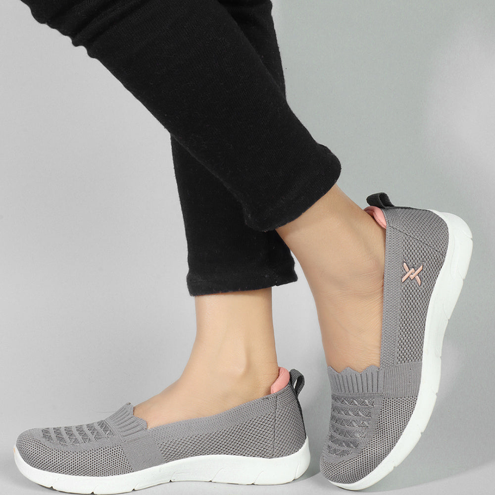 Women Textured Round Toe Flyknit Mesh Slip-On Sneakers