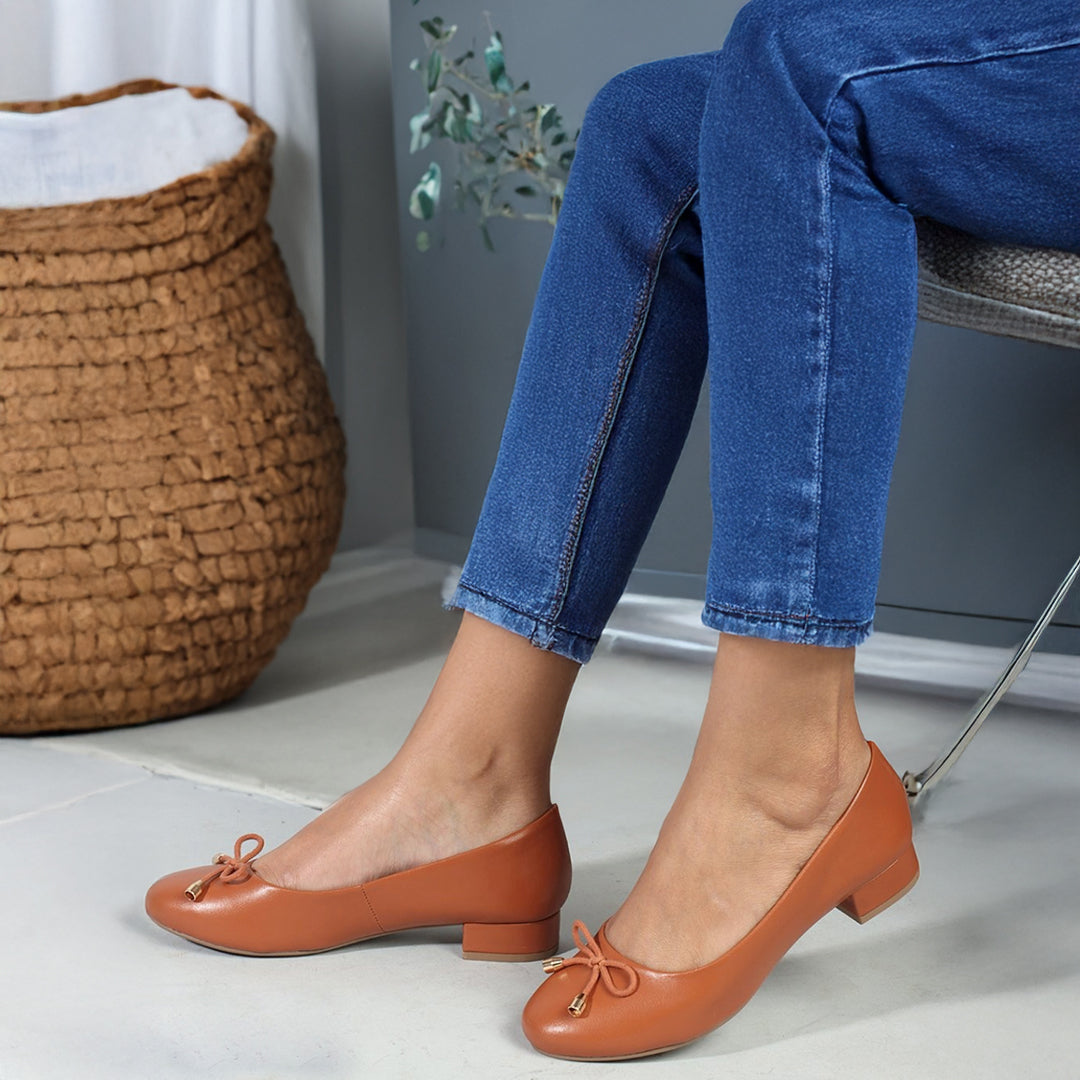 Bow Detailed Round Toe Block Heeled Pumps