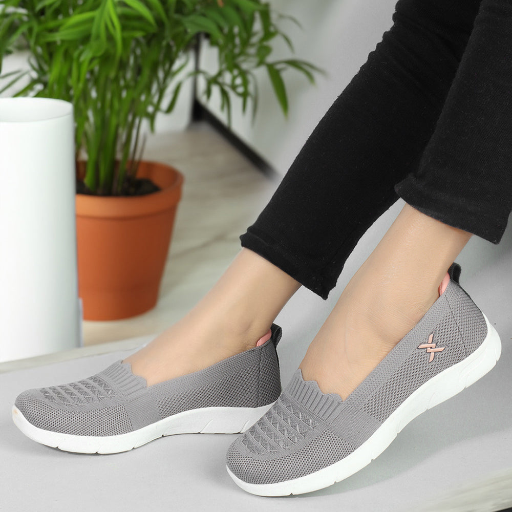 Women Textured Round Toe Flyknit Mesh Slip-On Sneakers
