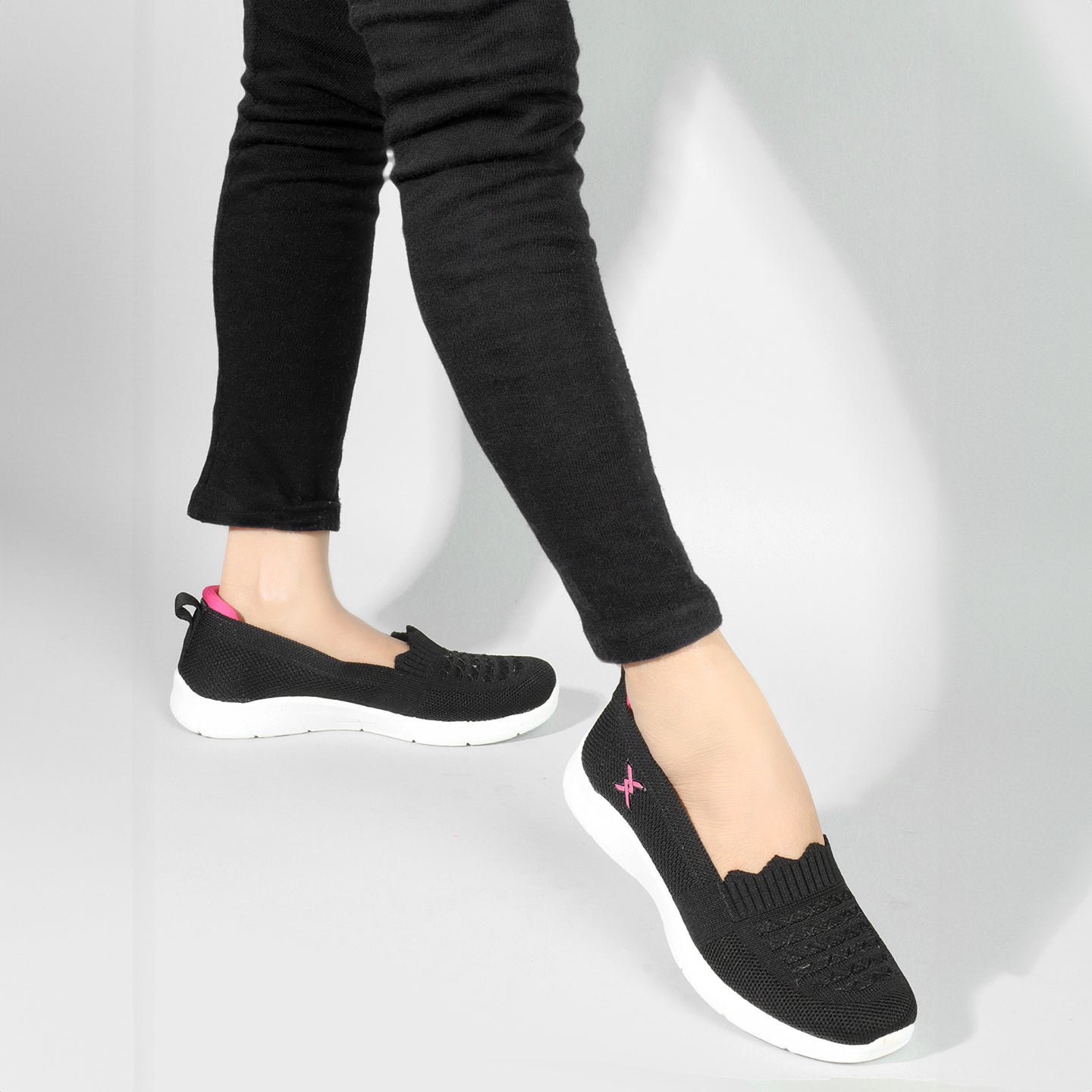 Women Textured Round Toe Flyknit Mesh Slip-On Sneakers