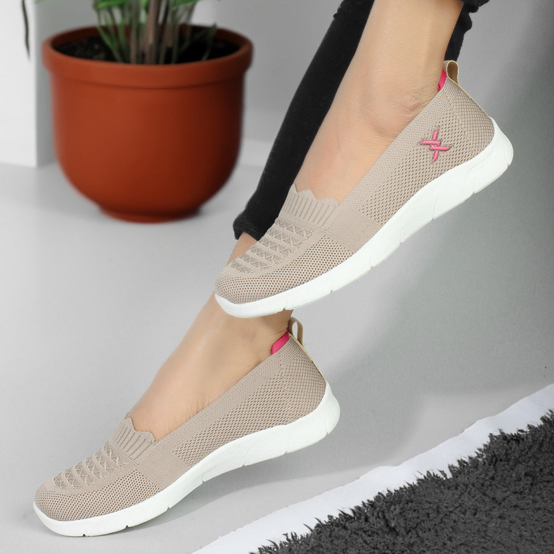 Women Textured Round Toe Flyknit Mesh Slip-On Sneakers