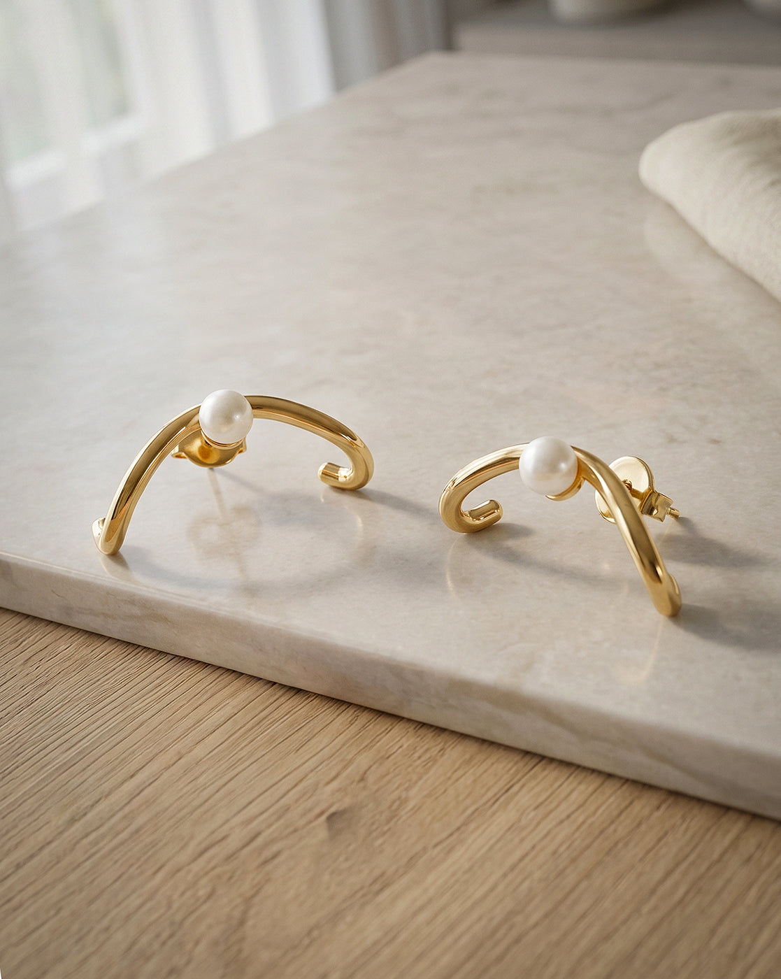 18kt Gold Plated Contemporary Pearl Ear Cuff Earring