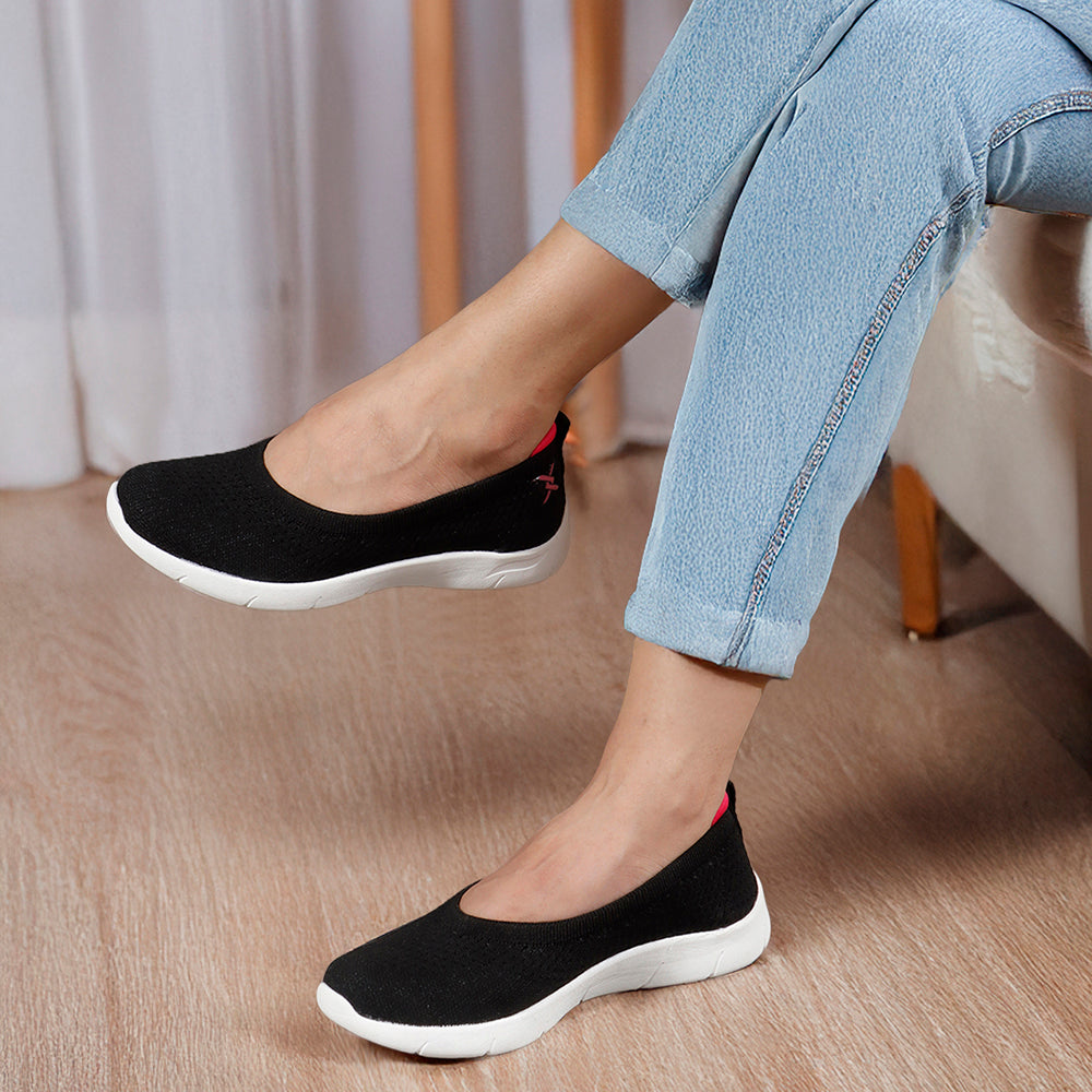 Women Round Toe Flyknit Lightweight Slip-On Sneakers