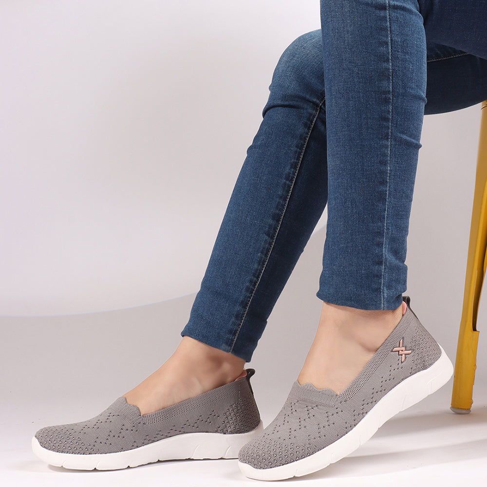 Women Round Toe Flyknit Lightweight Slip-On Sneakers