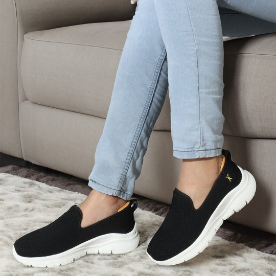 Women Round Toe Flyknit Lightweight Slip-On Sneakers