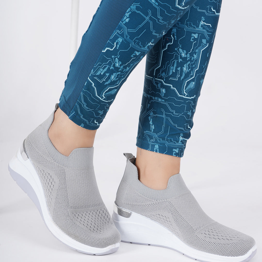 Women Comfortable Flyknit Lightweight Slip-On Sneakers