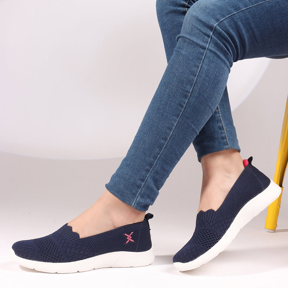 Women Round Toe Flyknit Lightweight Slip-On Sneakers