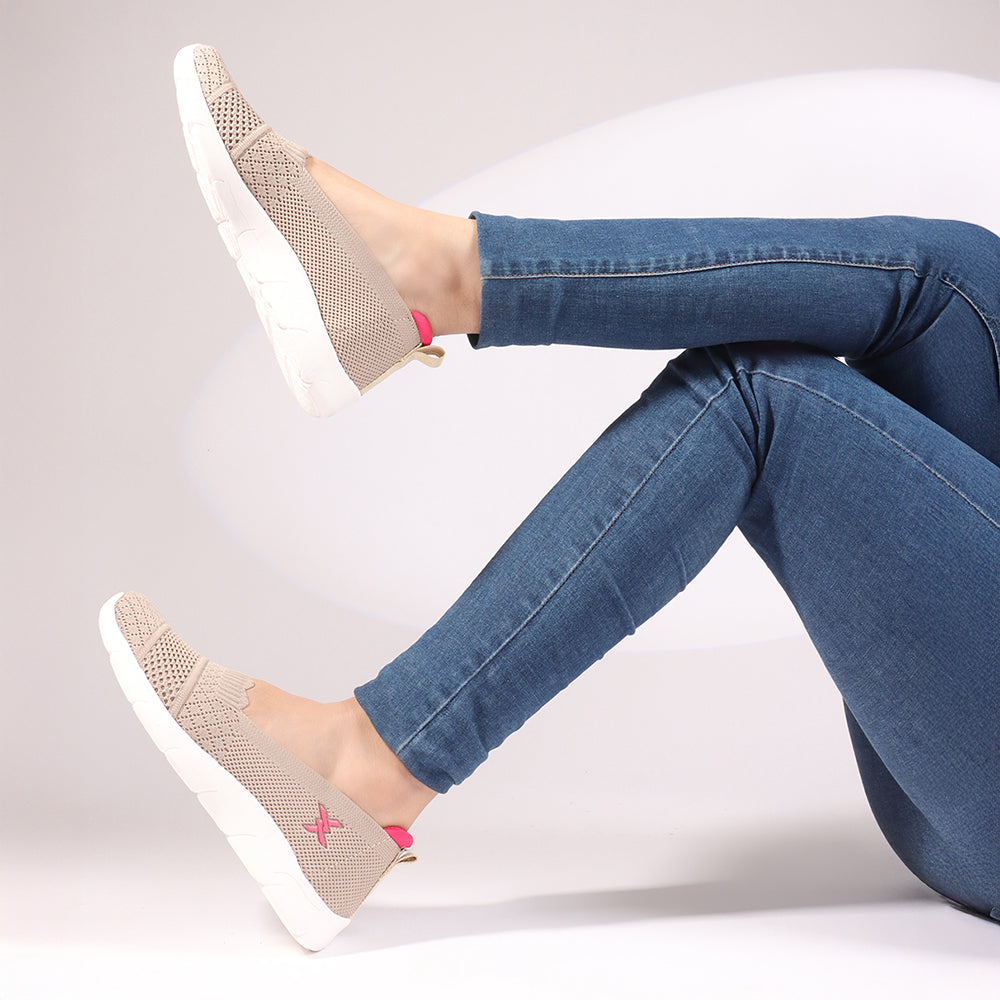 Women Round Toe Flyknit Lightweight Slip-On Sneakers