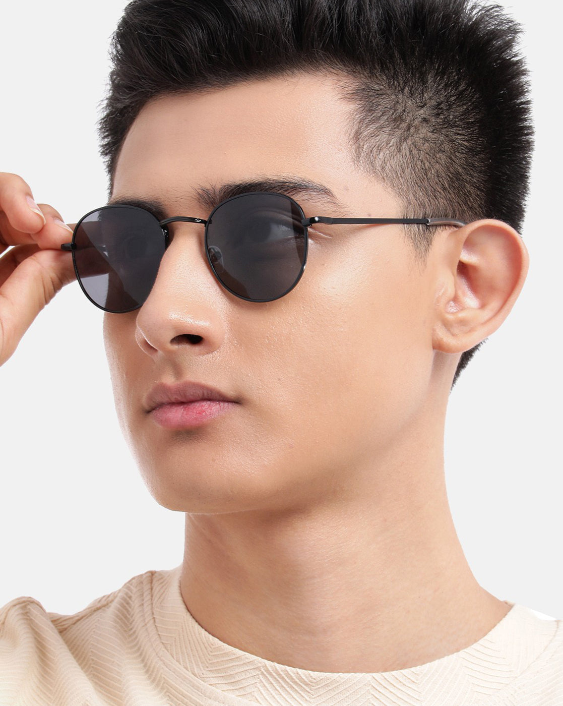 Black Toned with UV Protected Lens Oval Sunglass for unisex
