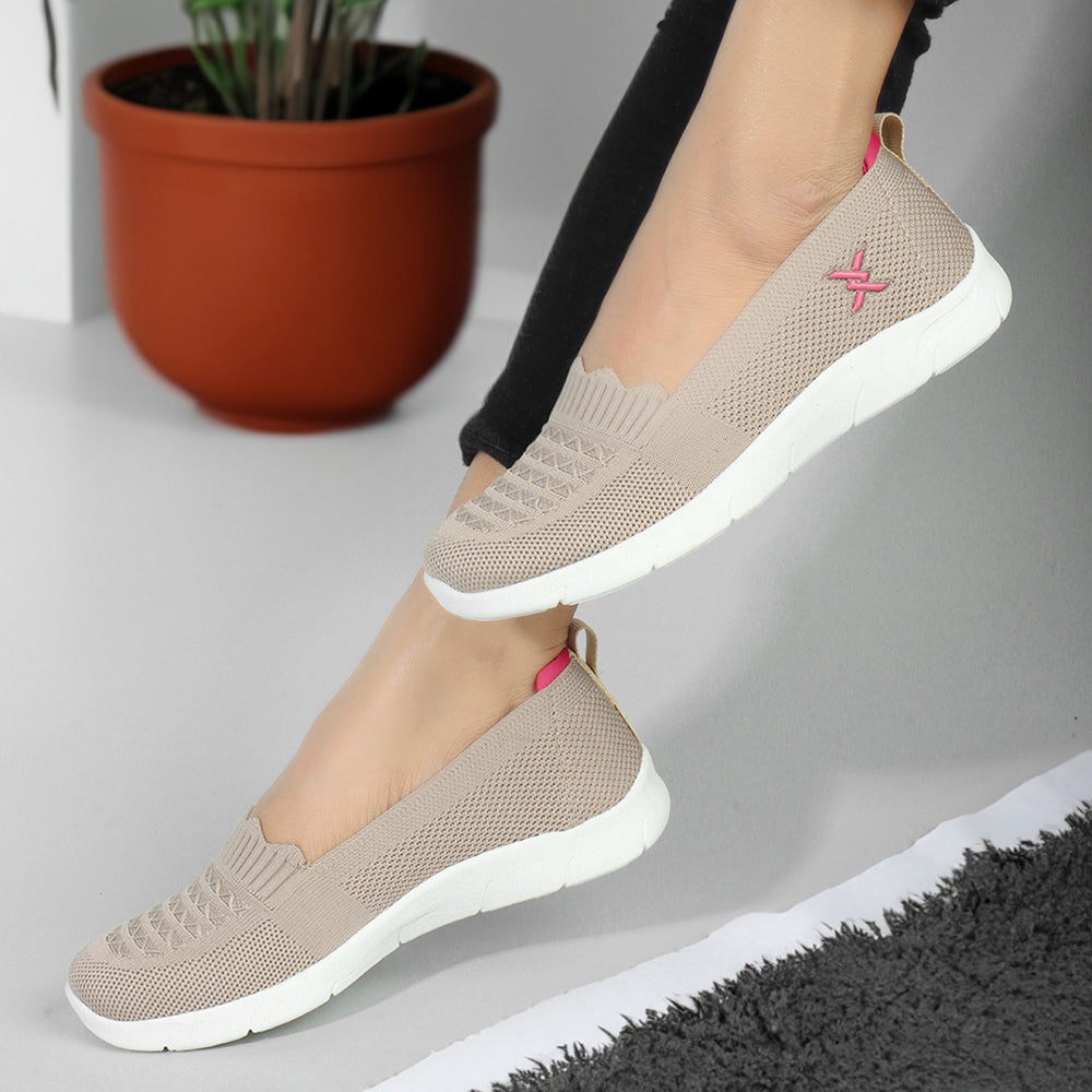 Women Textured Round Toe Flyknit Mesh Slip-On Sneakers
