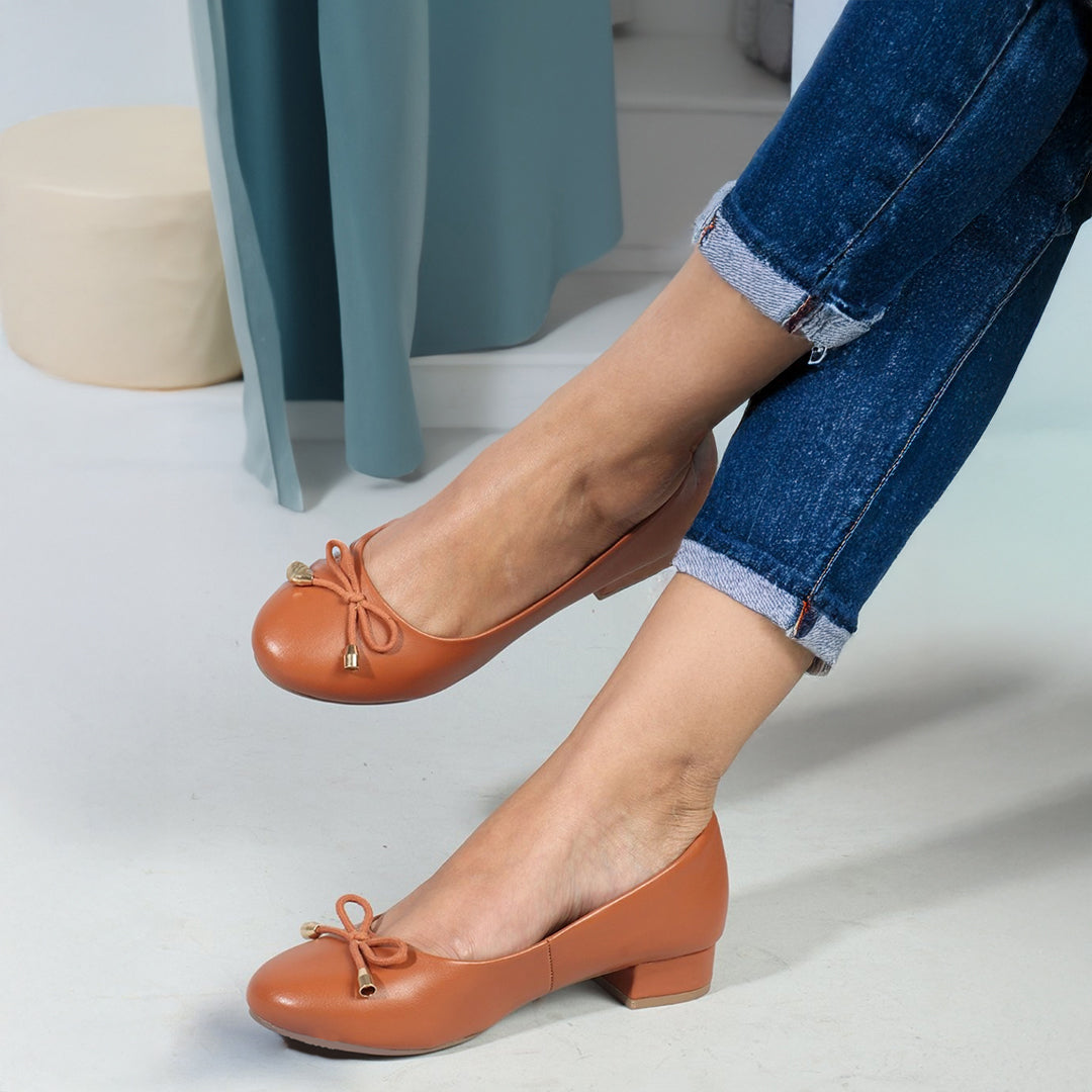 Bow Detailed Round Toe Block Heeled Pumps