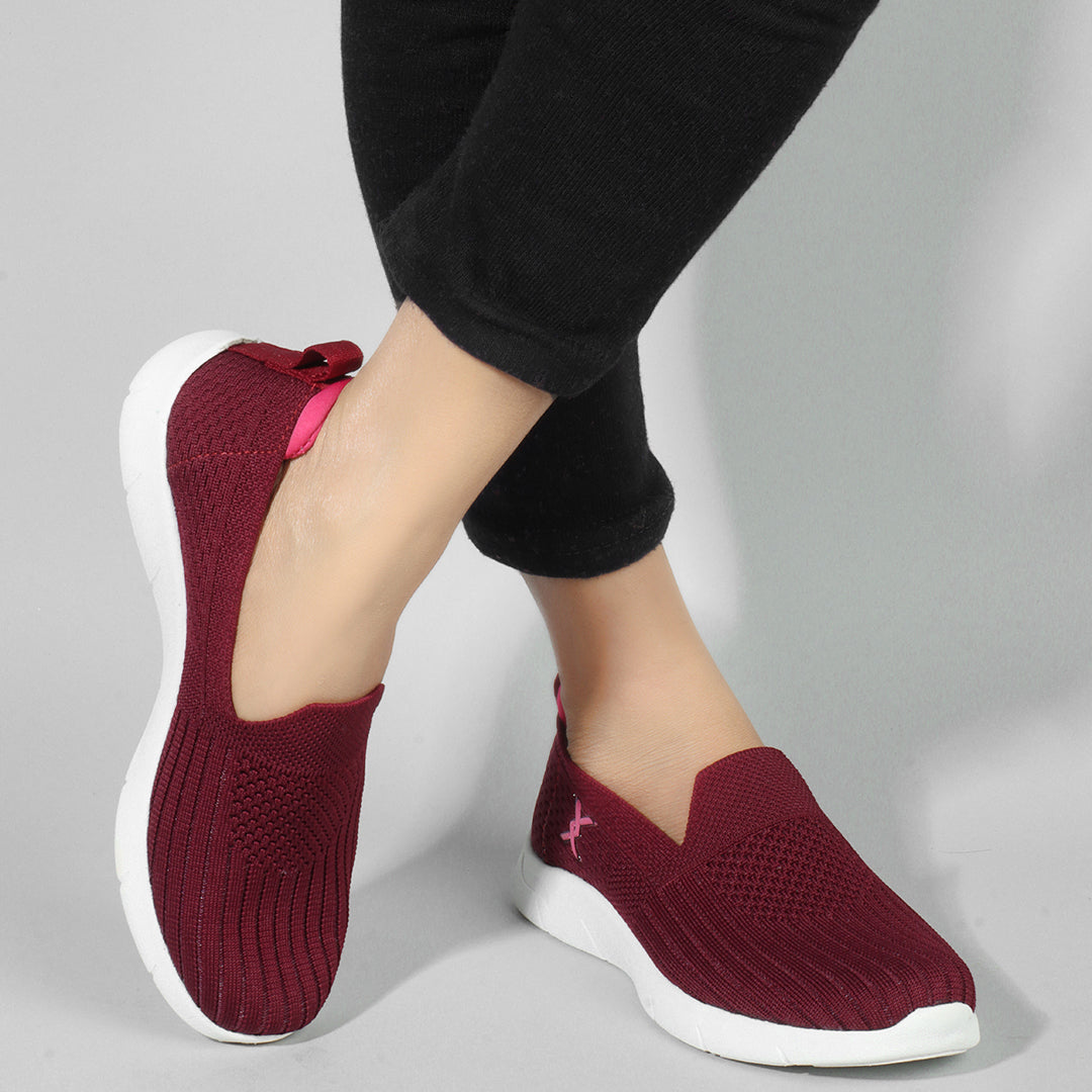 Women Textured Round Toe Flyknit Mesh Slip-On Sneakers