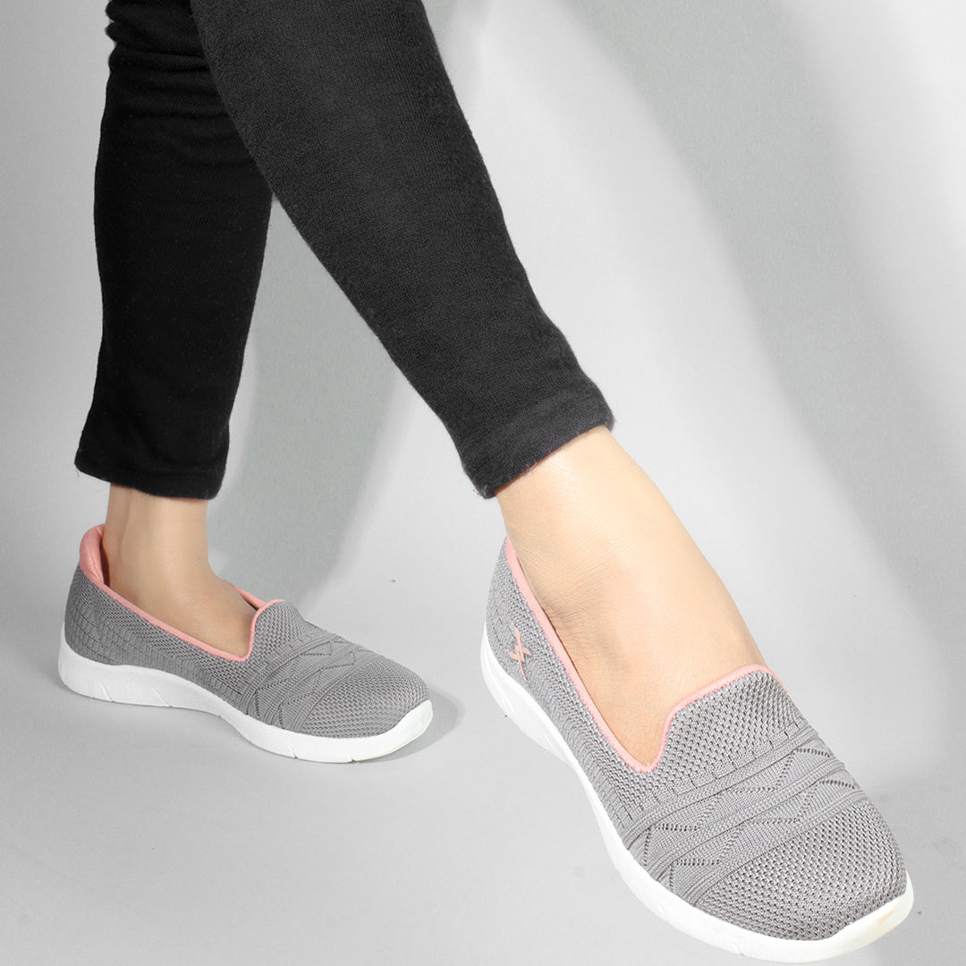 Women Textured Round Toe Flyknit Mesh Slip-On Sneakers