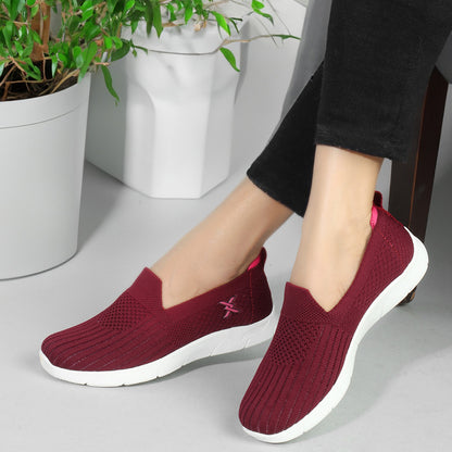 Women Textured Round Toe Flyknit Mesh Slip-On Sneakers
