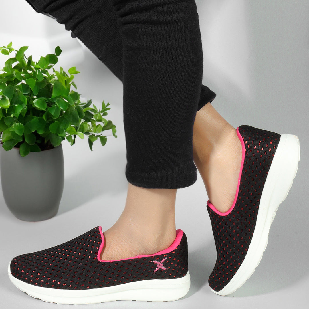 Women Textured Round Toe Flyknit Mesh Slip-On Sneakers