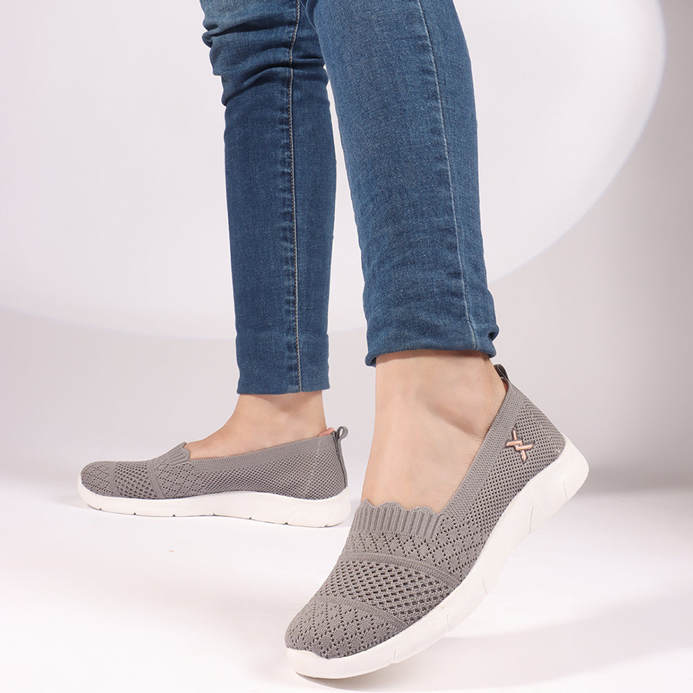 Women Round Toe Flyknit Lightweight Slip-On Sneakers