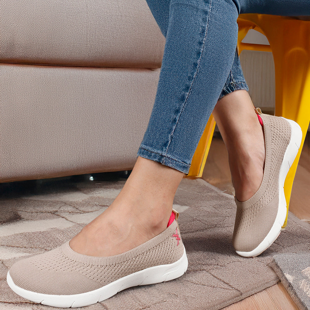 Women Round Toe Flyknit Lightweight Slip-On Sneakers