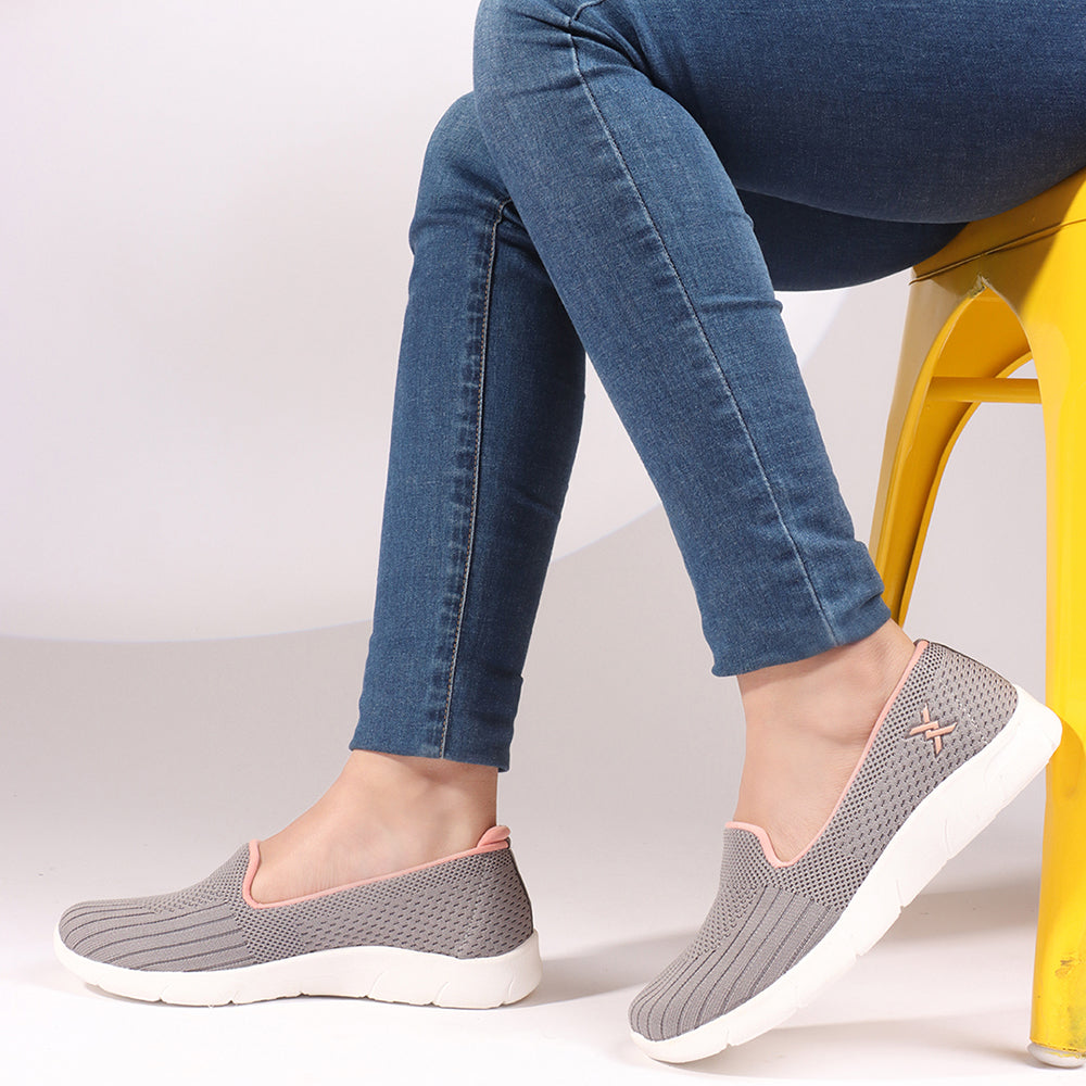 Women Textured Round Toe Flyknit Mesh Slip-On Sneakers