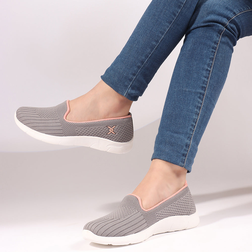 Women Textured Round Toe Flyknit Mesh Slip-On Sneakers