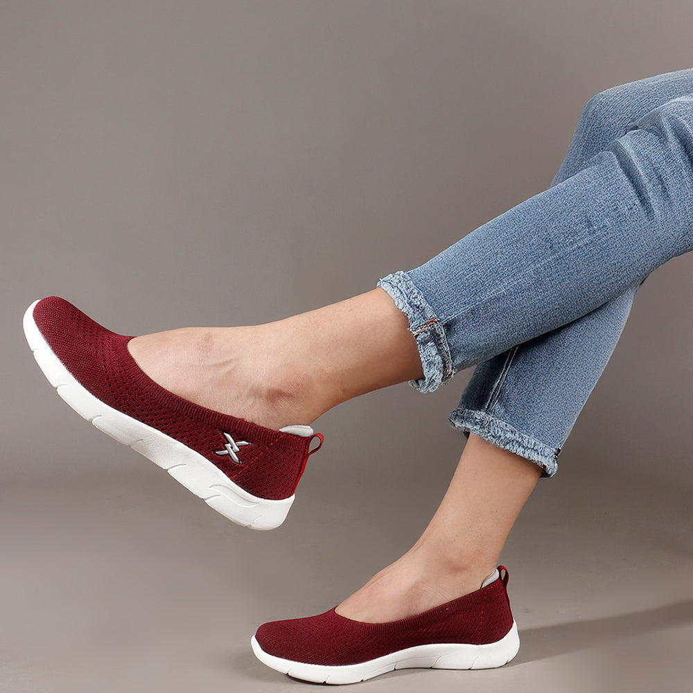 Women Round Toe Flyknit Lightweight Slip-On Sneakers