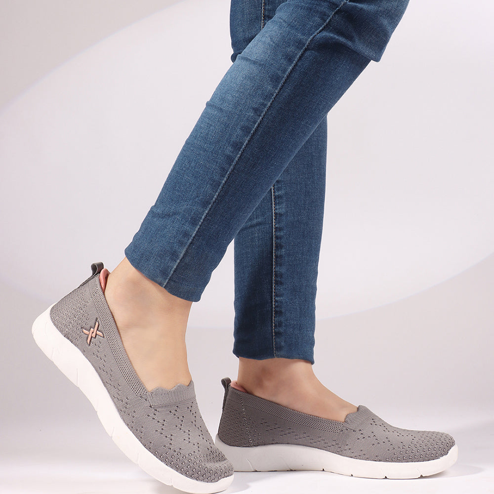 Women Round Toe Flyknit Lightweight Slip-On Sneakers