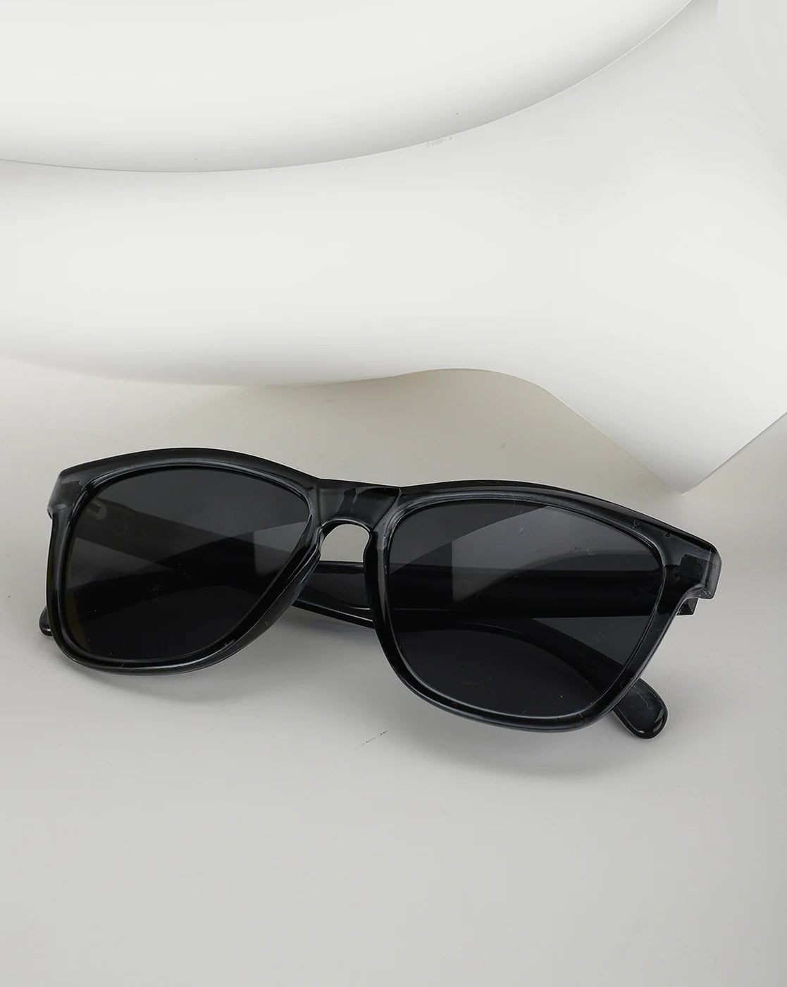 Valentino Garavani V Logo Black Square Frame Sunglasses – Queen Bee of  Beverly Hills