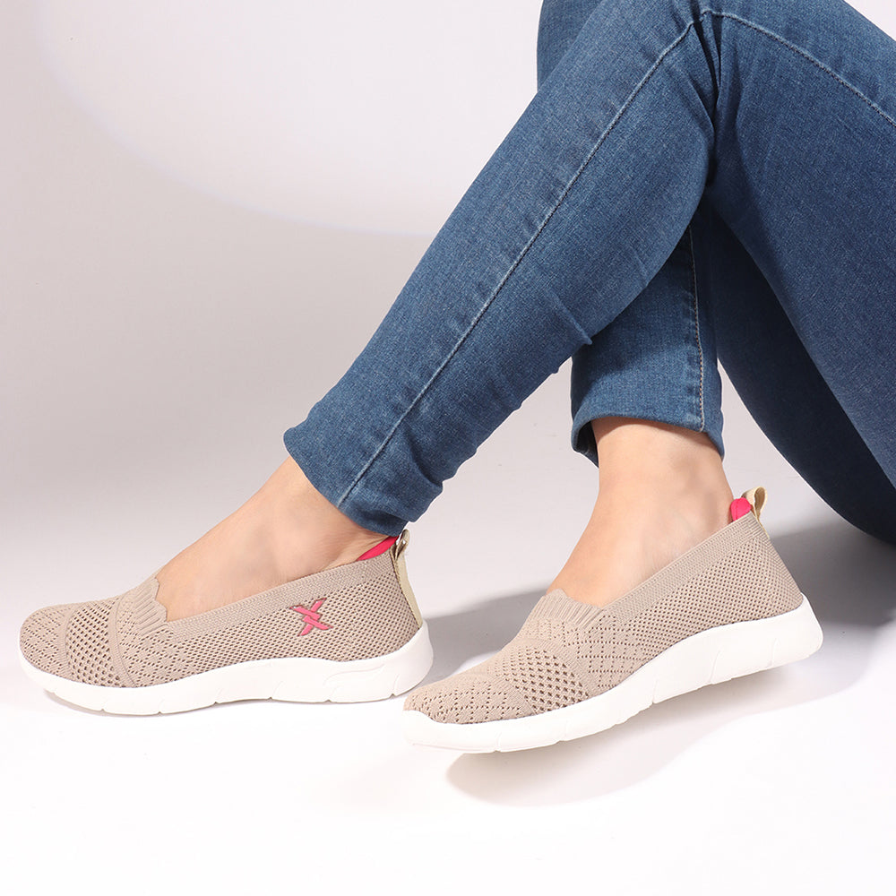 Women Round Toe Flyknit Lightweight Slip-On Sneakers