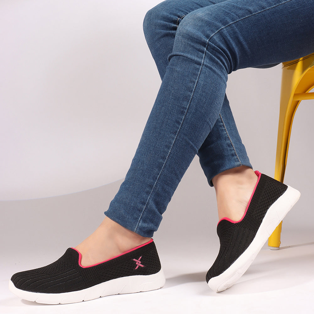 Women Textured Round Toe Flyknit Mesh Slip-On Sneakers