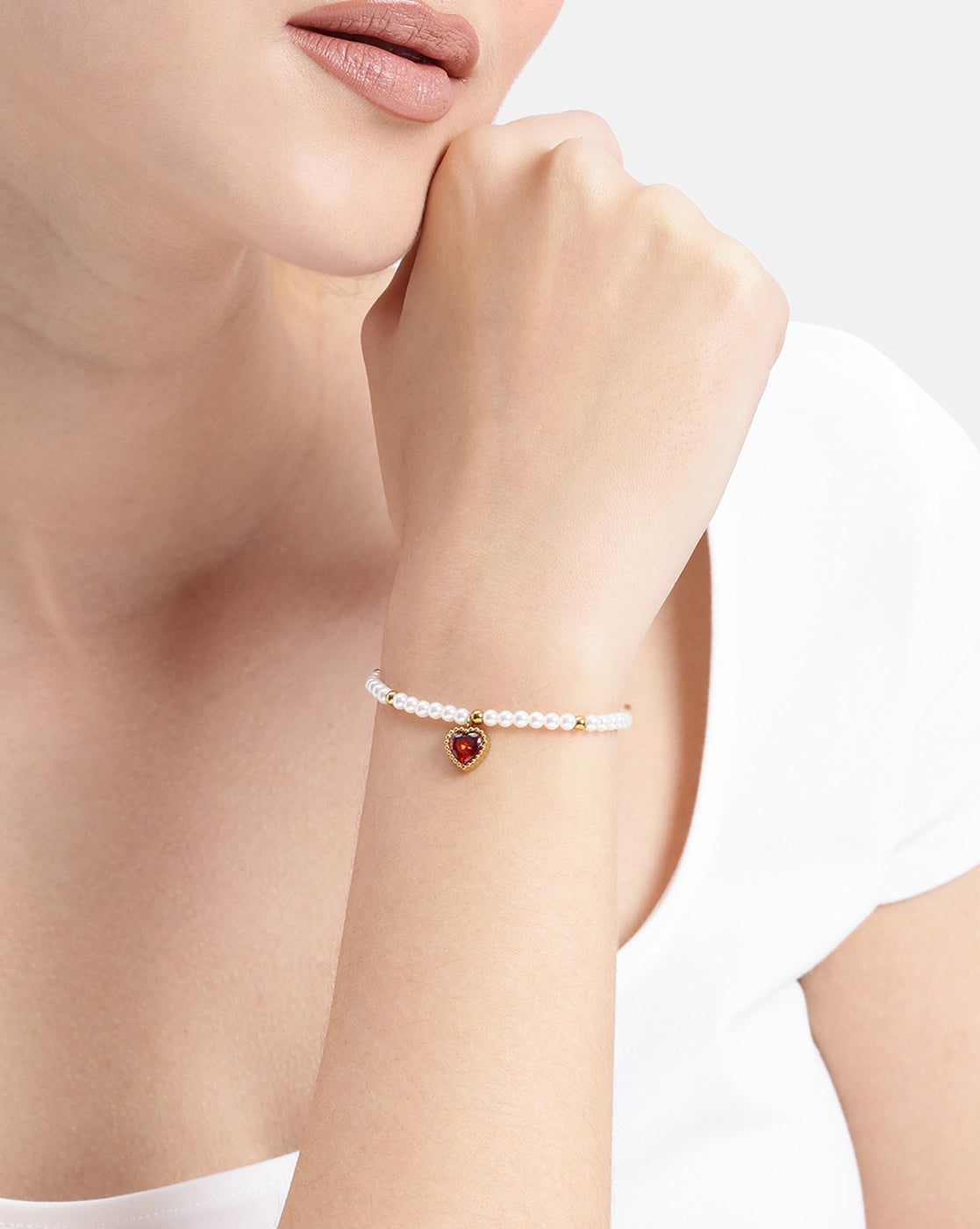 18kt Gold Plated Pearl and Dangling Heart Solitaire Charm Bracelet