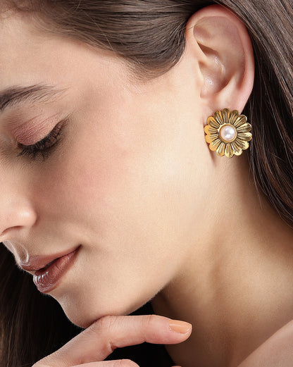 18kt Gold Plated Pearl Floral Bold Stud Earring