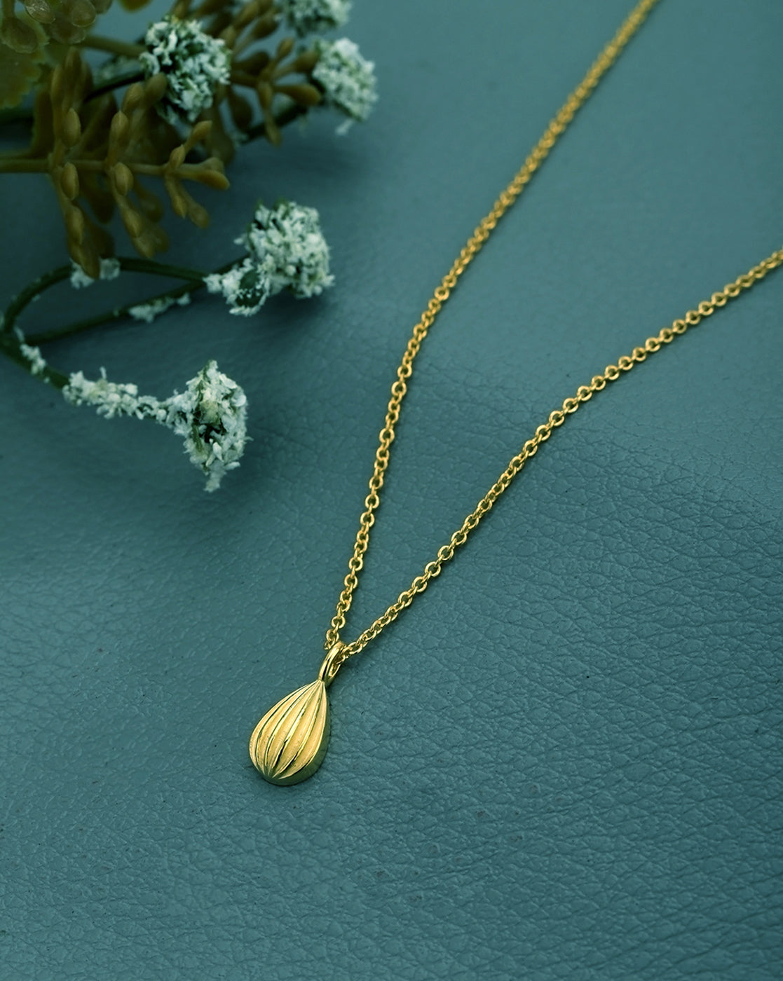 18kt Gold Plated Shell Pendant and Chain Necklace