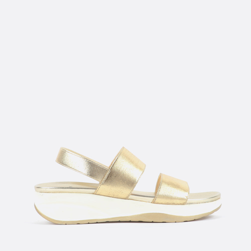 Carlton London sandals with straps, comfortable and lightweight design.